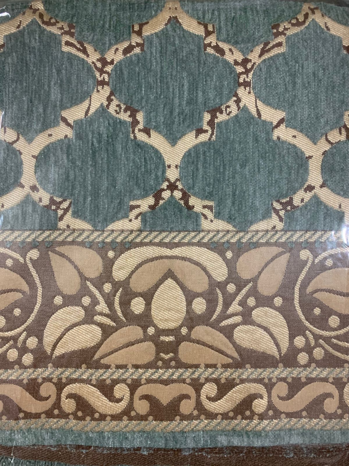 Comfort Shoppy Velvet 6 Seater Geometric Table Cover (Green, Golden)